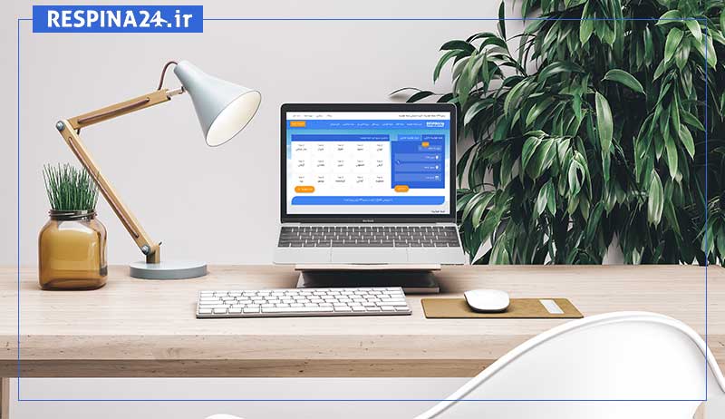 یک لپ تاپ در حال نمایش صفحه رزرو بلیط هواپیما گچساران تهران وبسایت رسپینا